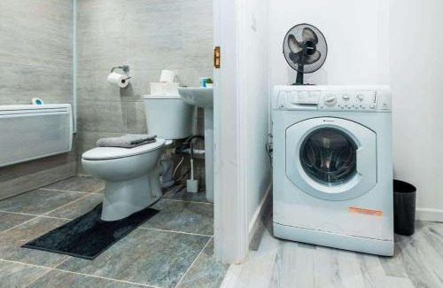 Trafford Apartment | Sale 2-Bedroom Apt Sleeps 5 with Free Parking