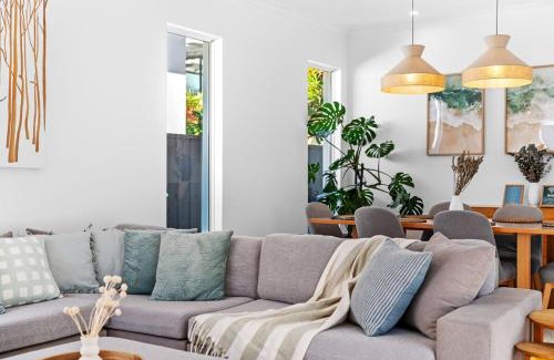 Scarborough House | Salt and Serenity - Short Walk to Beach