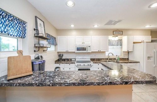 Alta Vista House | Salty Breeze Home w/Guest Suite, Heated Enclosed Salt Pool/Spa