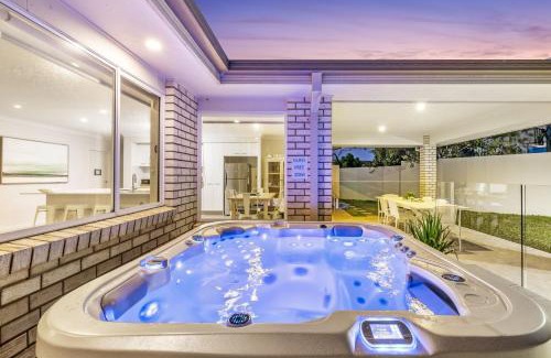 Kingscliff House | Salty Pause at Bondi House - with Spa and Pet Friendly!