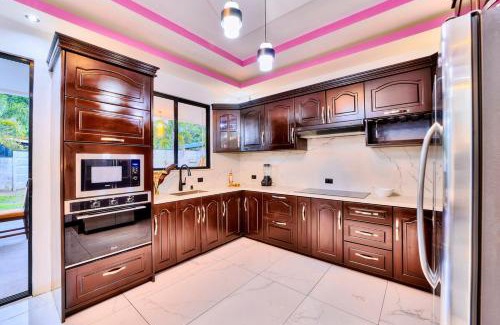 Cahuita Villa | Samanea House Deluxe, big pool, 10min from PV