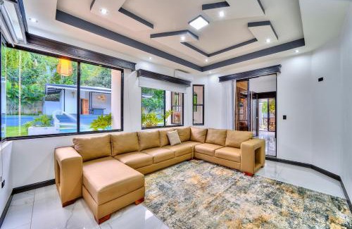 Cahuita Villa | Samanea House Deluxe, big pool, 10min from PV