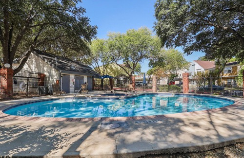 Blossoms Park House | San Antonio Townhome: Community Pool & Hot Tub!