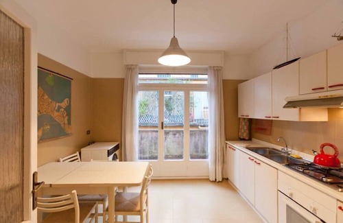 Dorsoduro Apartment | San Basegio ai Squeri in Dorsoduro view on Canal della Giudecca (027242LOC02244)