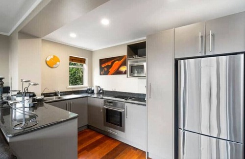 Paihia House | Sanctuary Palms Apartment 1 Moulin Rougenn