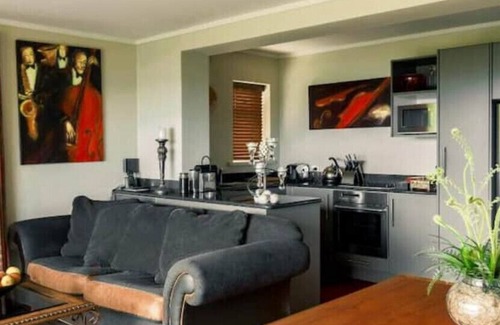 Paihia House | Sanctuary Palms Apartment 1 Moulin Rougenn