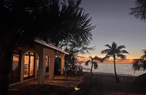 New Bight Villa | Sandcastle House Oceanfront Paradise in Fernandez Bay