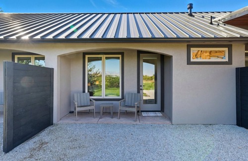 Walla Walla House | Sanitella`s Suite - Your Sip & Stay Getaway