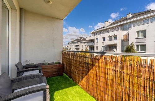 Bialoleka Apartment | Sapphire Sky Deluxe Apartment by BookingHost