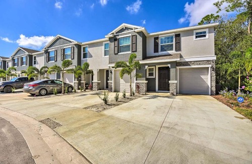 Braden River House | Sarasota Townhouse with Lanai about 10 Mi to Beach!