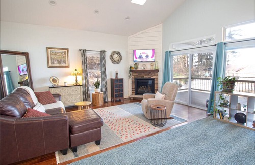 Saratoga Springs House | Saratoga Lakeside Retreat