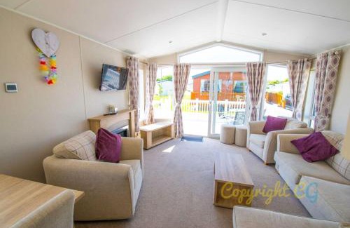 Camber Resort | SBL54 - Camber Sands Holiday Park - Mini Lodge - 3 Bedrooms - Decking - Dishwasher - Private Parking