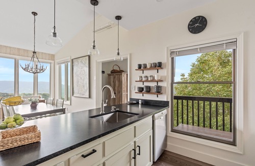 Sugar Mountain Condo | Scandinavian modern retreat with sweeping mountain views - shuttle to slopes