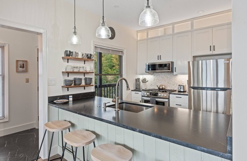 Sugar Mountain Condo | Scandinavian modern retreat with sweeping mountain views - shuttle to slopes