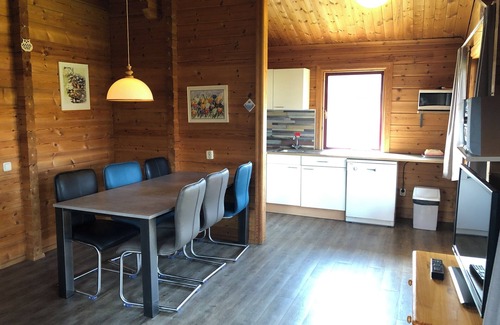 Gramsbergen House | Scandinavian-style 6-person bungalow with covered veranda and Wi-Fi, near Gramsbergen at activity-filled park ’t Hooge Holt.