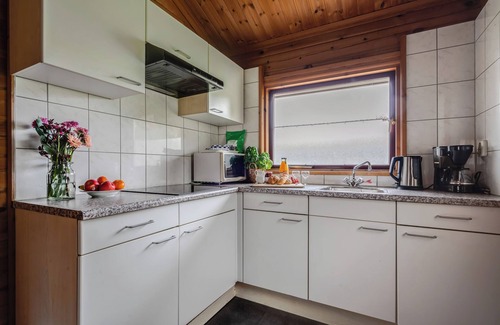 Gramsbergen House | Scandinavian-style 6-person bungalow with covered veranda and Wi-Fi, near Gramsbergen at activity-filled park ’t Hooge Holt.