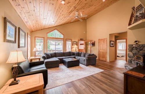 Truckee House | Scarlet Hollow Cabin at Tahoe Donner by Tahoe Getaways - 3BR w HOA Amenities