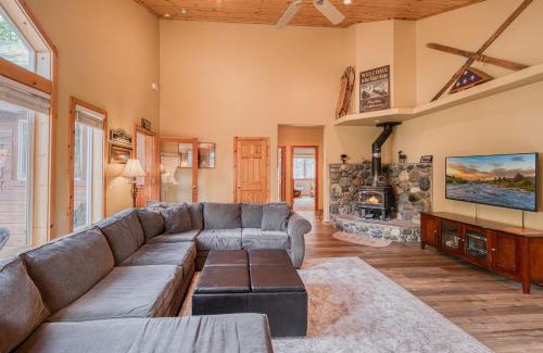 Truckee House | Scarlet Hollow Cabin at Tahoe Donner by Tahoe Getaways - 3BR w HOA Amenities