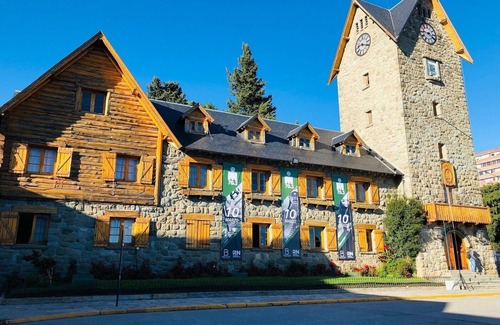 San Carlos de Bariloche Hotel | Scenic Getaway Room Perfectly Situated for Nature and Ski Fun - with Hot Tub