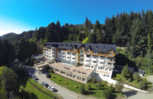 San Carlos de Bariloche Hotel | Scenic Getaway Room Perfectly Situated for Nature and Ski Fun - with Hot Tub