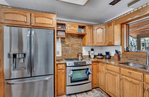 Giles County Cabin | Scenic Hidden Gem: Private Hot Tub, Golf & Fishing on Peaceful 42 Acres