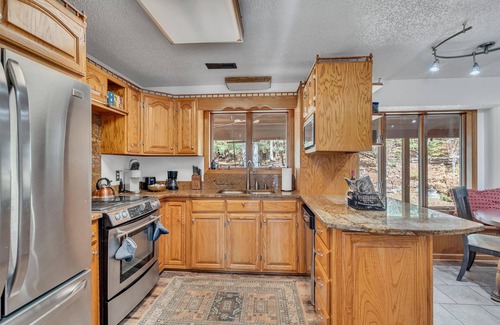 Giles County Cabin | Scenic Hidden Gem: Private Hot Tub, Golf & Fishing on Peaceful 42 Acres