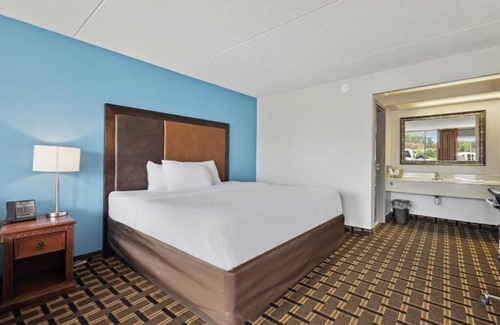 Greeneville Hotel | Scenic Stay With Pet Access Near Jordan Knob and Trail
