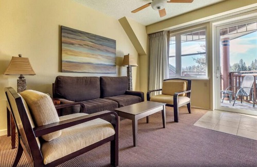 South Lake Tahoe Hotel | Scenic Views and Modern Comforts! Swimming Pool, Full Kitchen!