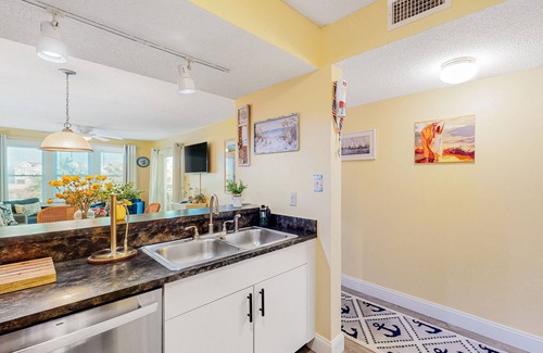 Avon Condo | Scenic Waterfront Condo – Dock + Pet Friendly