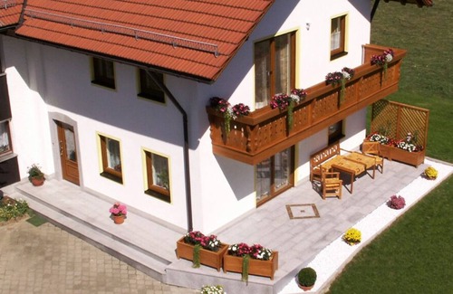 Bad Birnbach Apartment | Schöne Ferienwohnung mit Terrasse und Wlan