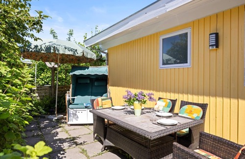 Ulsnis House | "Schleiparadies" vacation home in Ulsnis with conservatory, fireplace and far-reaching views over orchards - ideal for a quiet break in the middle of nature