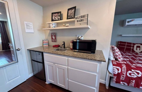 Medicine Park Apartment | SE Wichita Mountains Tiny House Stay w/Patio-Slp 4