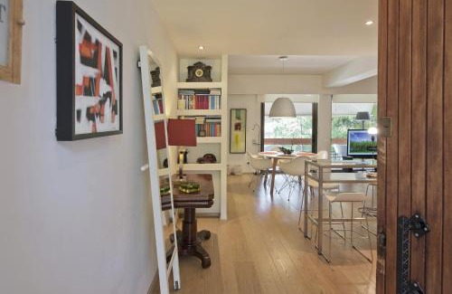 Vouliagmeni Apartment | Sea Breeze Spacious Apt near Vouliagmeni Beach