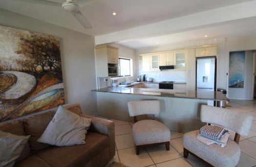 Margate Beach Apartment | Sea Breeze West 5