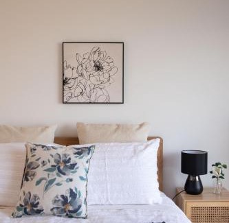 Lauderdale House | Sea View Guest House