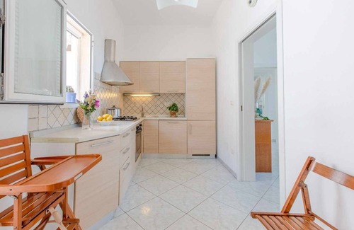 Specchiolla Apartment | Sea view terrace-Sea 50 mt away- Dishwasher- 2 bathrooms with shower- 5 guests.