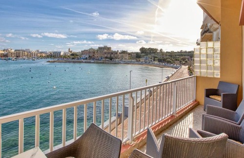 Il-Qajjenza Apartment | Seafront 2BR home with private balcony, AC & WIFI