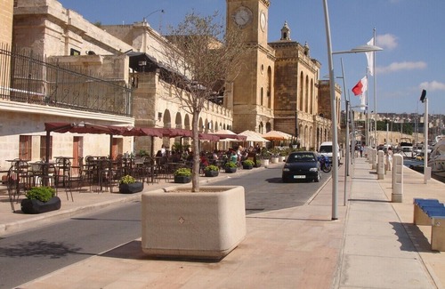 Birgu Apartment | Seafront apartment in historic Three Cities with great views over Grand Harbour