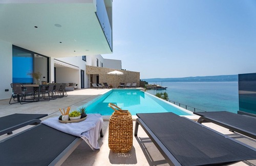 Omis Villa | Seafront Villa Kiara with 5 en-suite bedrooms in Omiš