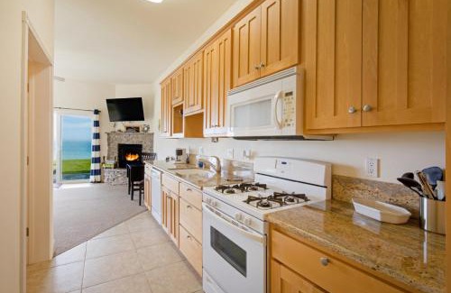 Shelter Cove Apartment | Seagull by OceanviewHotTubs Oceanfront Tesla chrging Shelter Cove