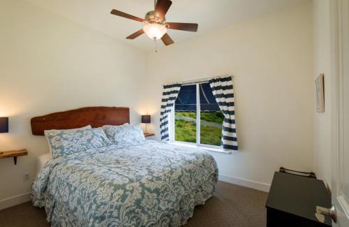 Shelter Cove Apartment | Seagull by OceanviewHotTubs Oceanfront Tesla chrging Shelter Cove