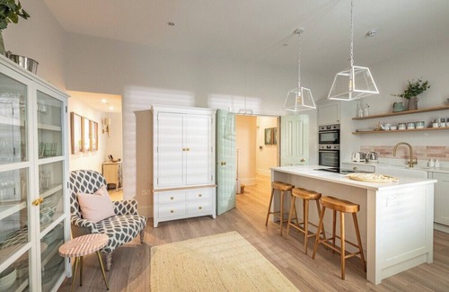 Bournemouth City Centre House | Seaside Elegance: Your Unforgettable Beach Retreat