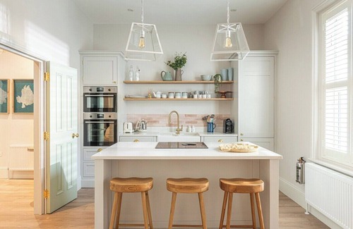 Bournemouth City Centre House | Seaside Elegance: Your Unforgettable Beach Retreat