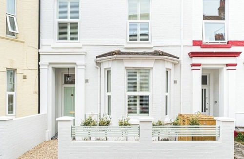 Bournemouth City Centre House | Seaside Elegance: Your Unforgettable Beach Retreat