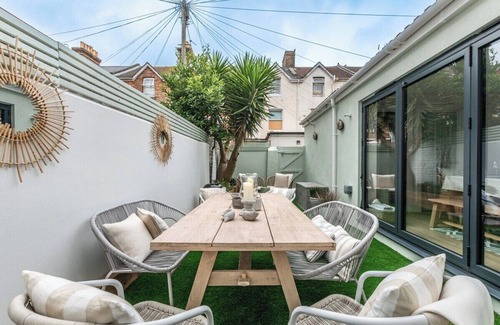 Bournemouth City Centre House | Seaside Elegance: Your Unforgettable Beach Retreat