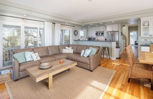 Newbury House | Seaside Sanctuary with Stunning Views - 3-Min Walk to the Beach!