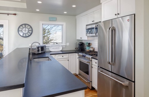 Newbury House | Seaside Sanctuary with Stunning Views - 3-Min Walk to the Beach!