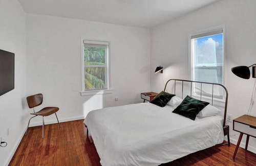 Northeast Miami Cottage | Season Discount!! Biscayne Deluxe House, 4br/2bath, Free Parking, Garden & Bbq!