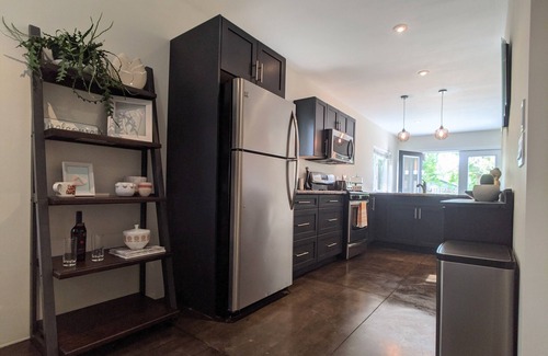 Collingwood House | Seasonal Rental; 2-mins drive to dwntwn Cwood; 8-mins to Blue Mtn; pet-friendly