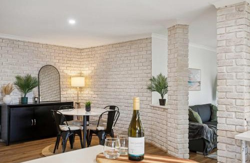 City Centre House | Seaview Escape Ocean Views & 500MBs Wifi